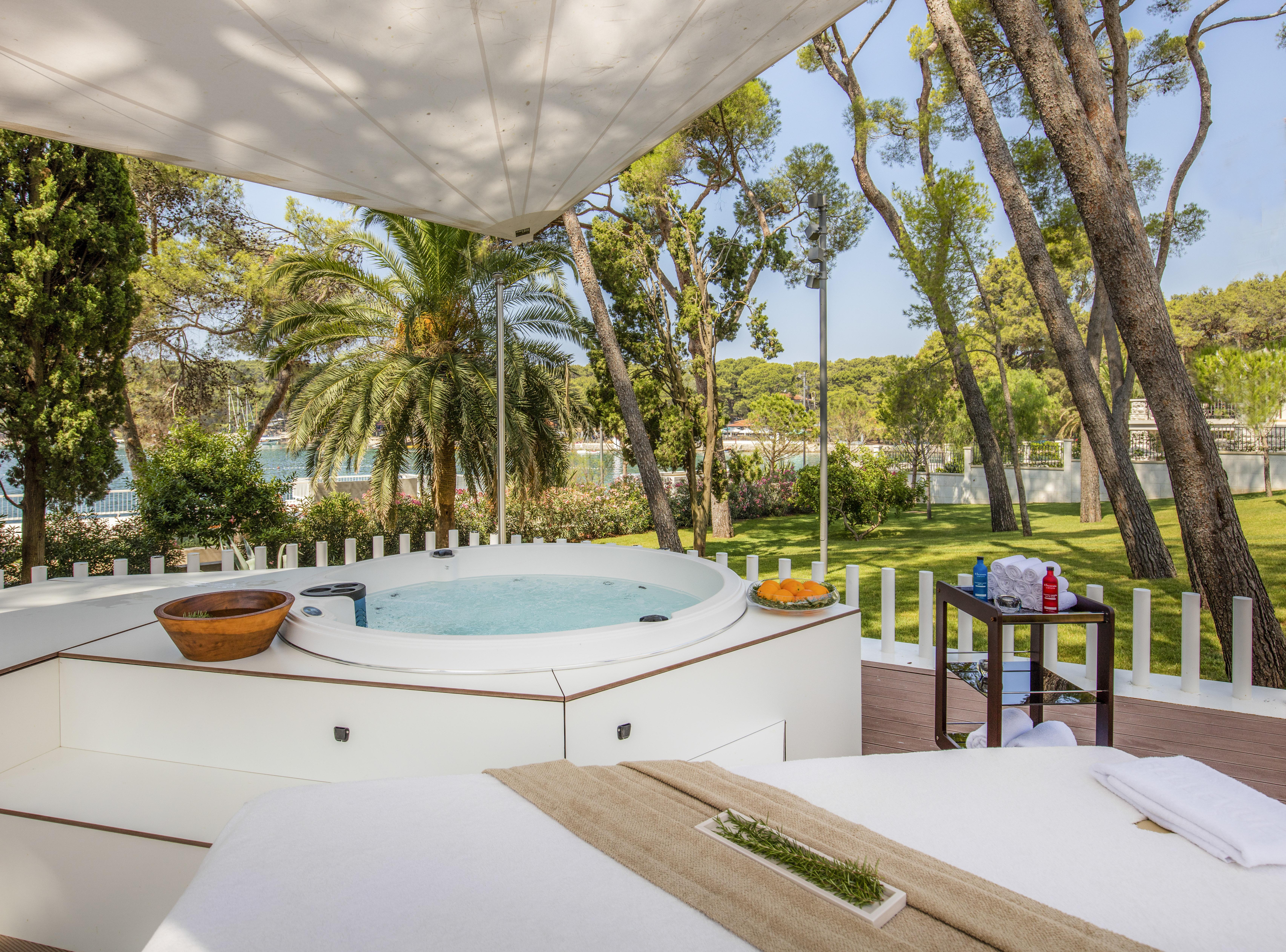 מאלי לוסיניי Hotel Bellevue מראה חיצוני תמונה