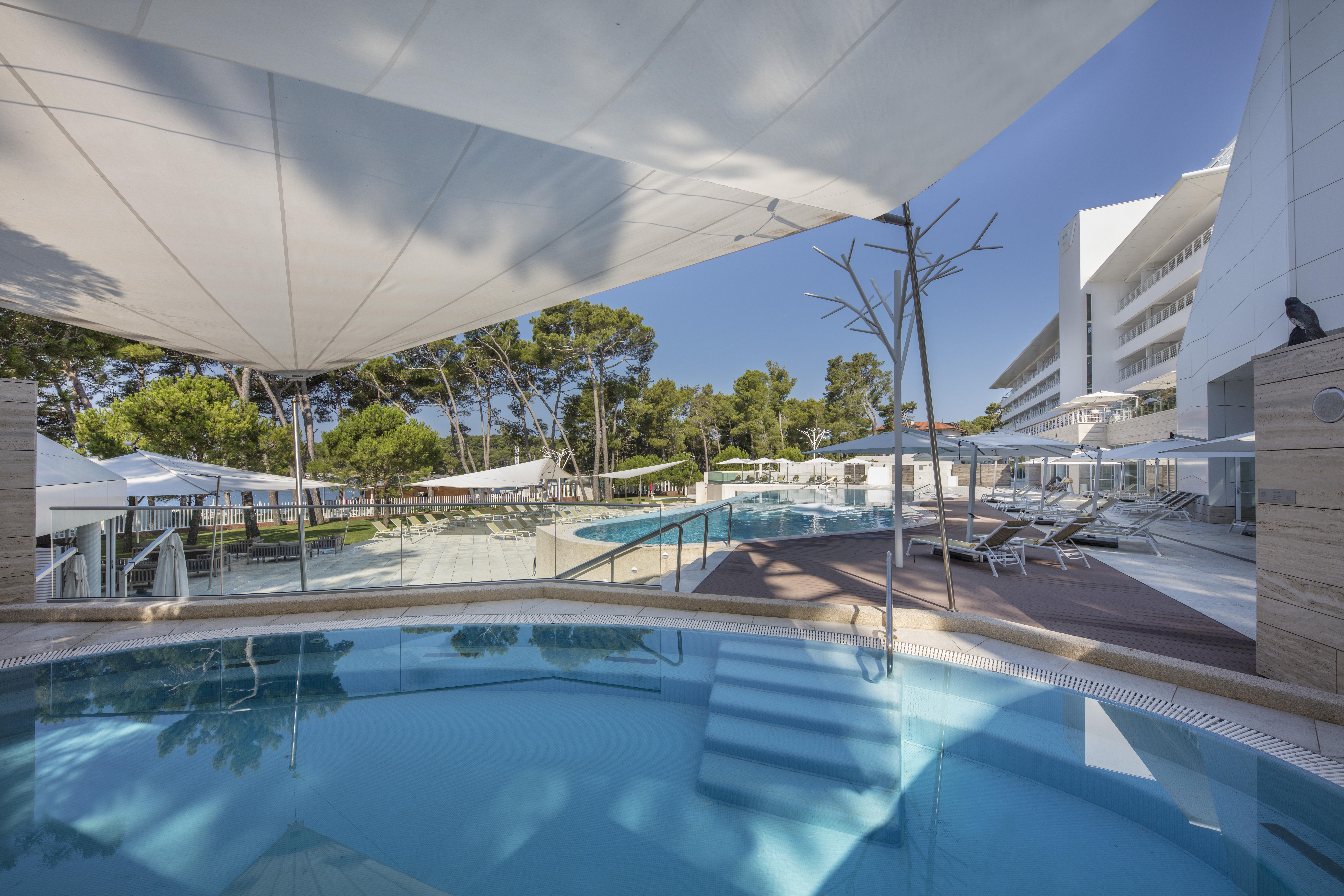 מאלי לוסיניי Hotel Bellevue מראה חיצוני תמונה