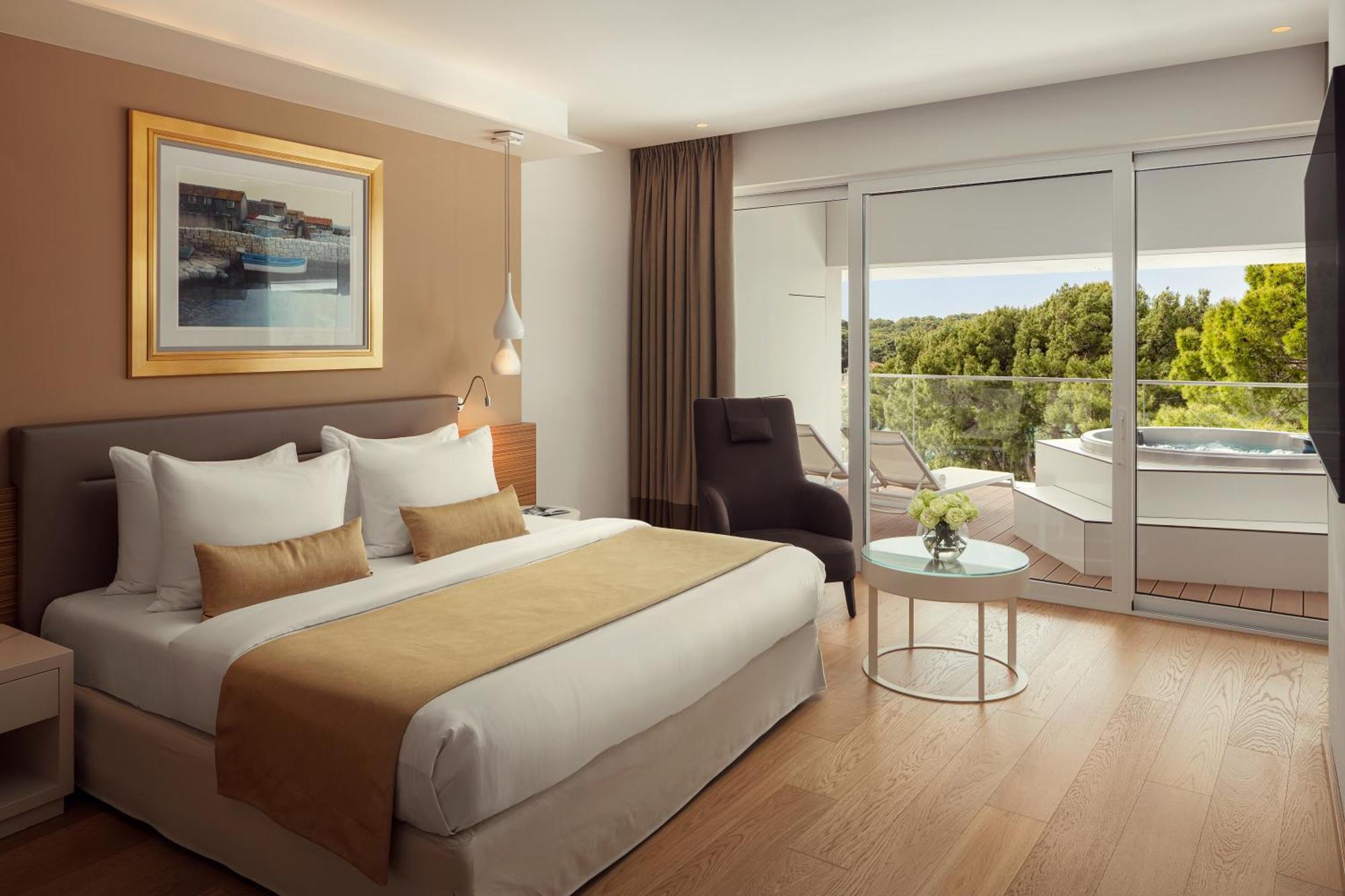 מאלי לוסיניי Hotel Bellevue מראה חיצוני תמונה
