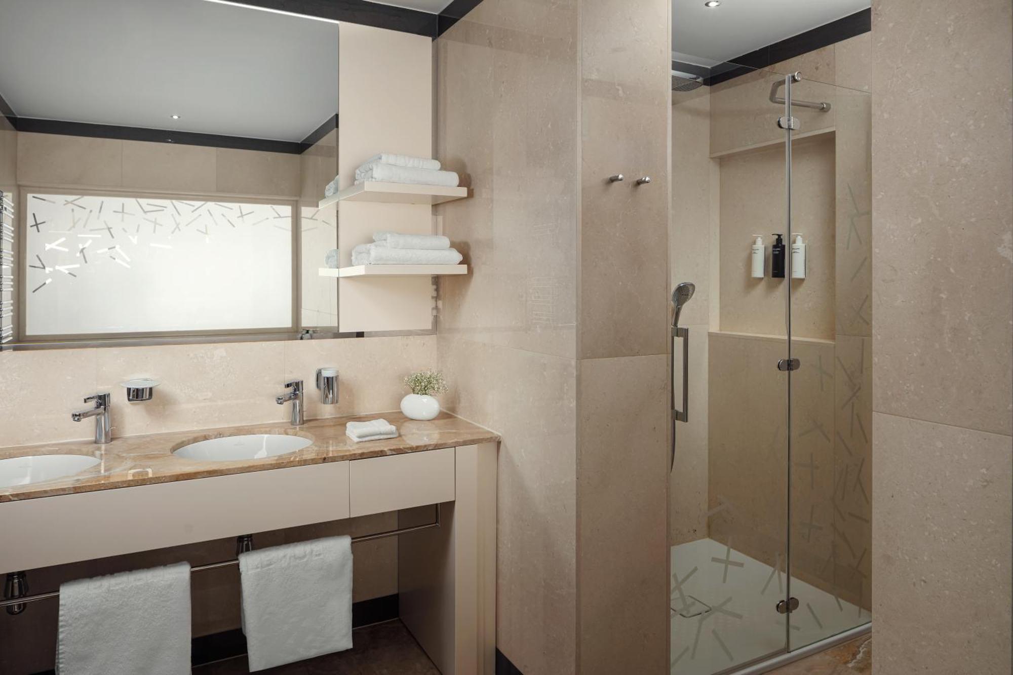 מאלי לוסיניי Hotel Bellevue מראה חיצוני תמונה