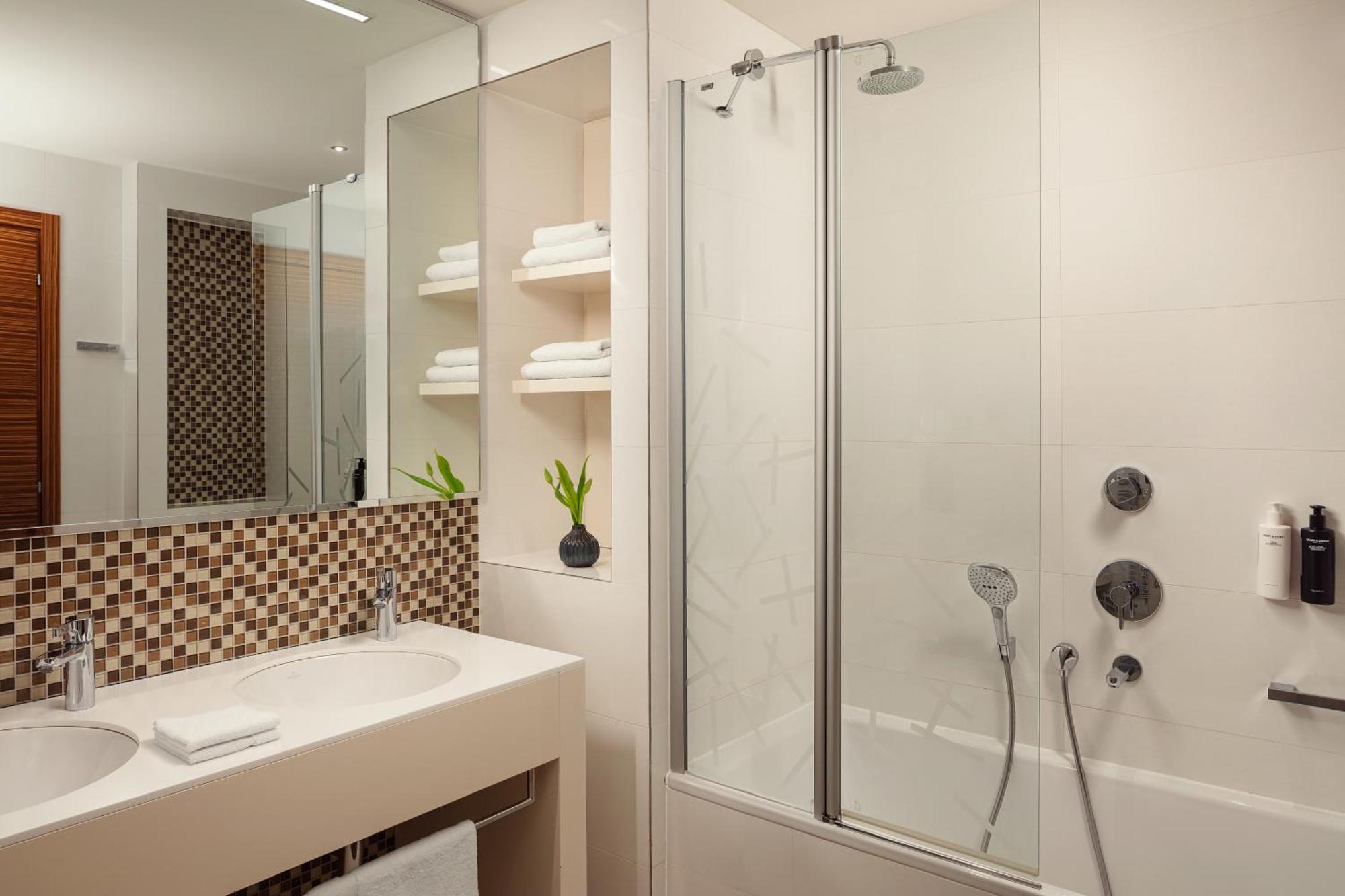 מאלי לוסיניי Hotel Bellevue מראה חיצוני תמונה