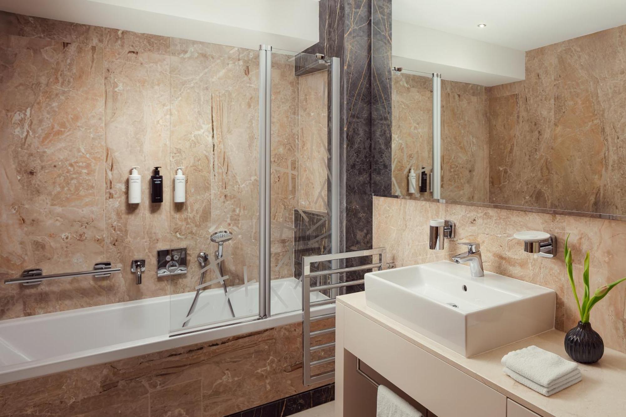 מאלי לוסיניי Hotel Bellevue מראה חיצוני תמונה